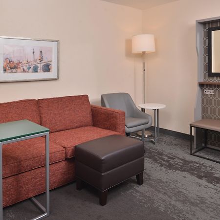 Holiday Inn & Suites Raleigh Cary By Ihg Exterior photo